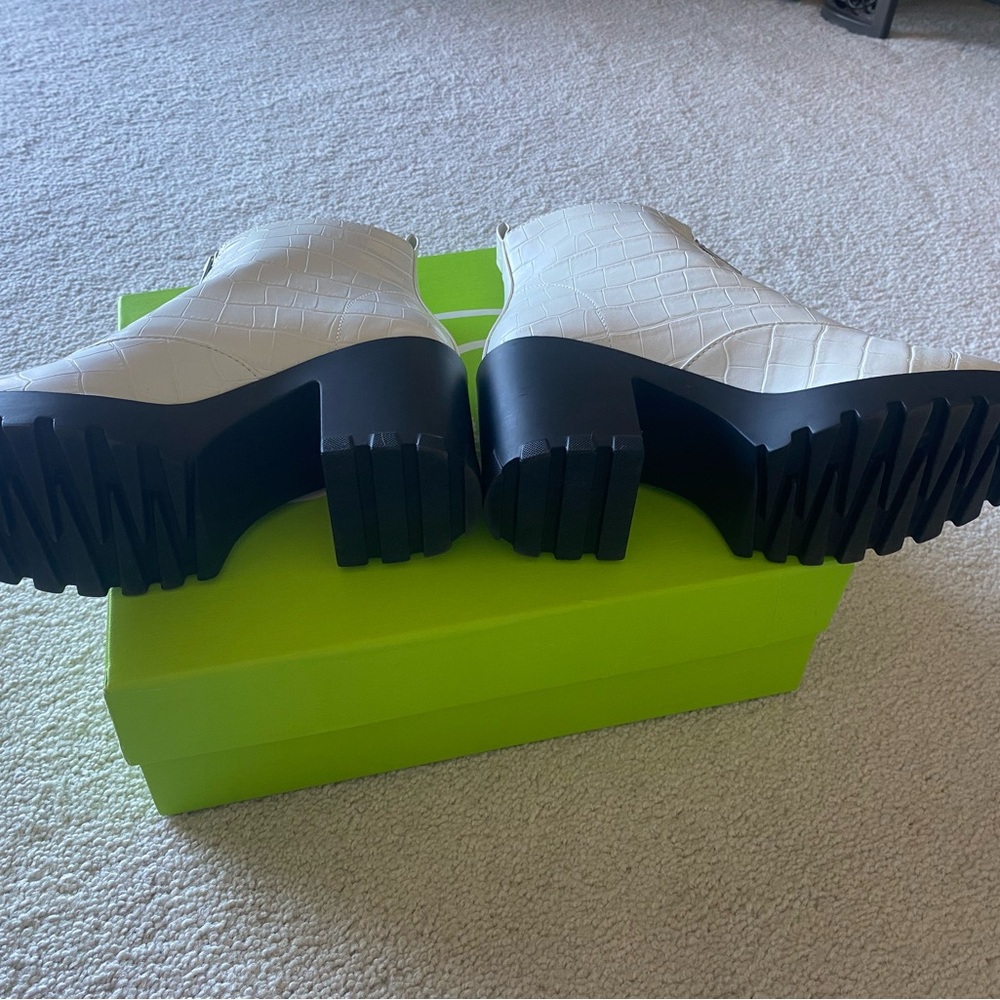 BP Marley White Croc Lug Ankle Boot, like NEW, Size 8.5 runs like 8M - Picture 11 of 12
